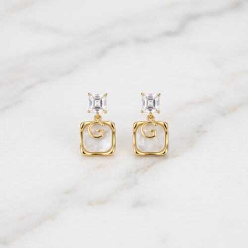 Luxury_jewelry_product_image_2K_202608031924 Crystal-Topped Square Pearl Frame Earrings ( Gucci )