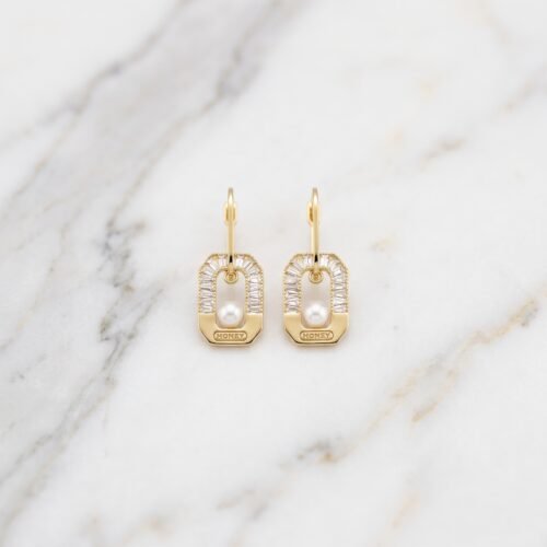 Luxury_jewelry_product_photograp…_2K_202608070851 Crystal-Topped Pearl Square Frame Earrings